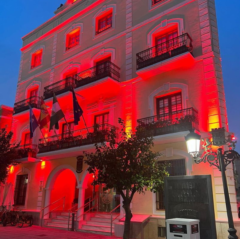 El Consistorio de Almuñécar se viste de rojo en conmemoración del Día Mundial de la Lucha Contra el Sida